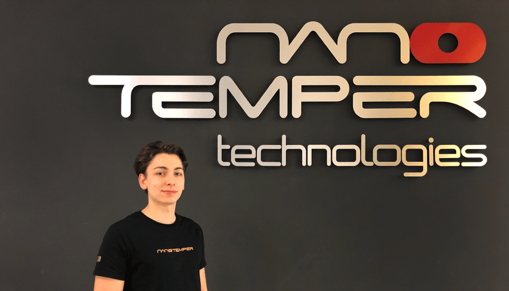 Riccardo Novak picture with black shirt and NanoTemper wall sign